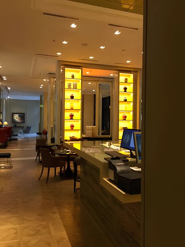 Circulación del lobby con vitrinas iluminadas