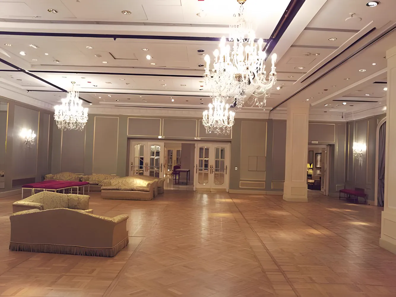 Salón Alvear vacío, con las arañas de cristal encendidas