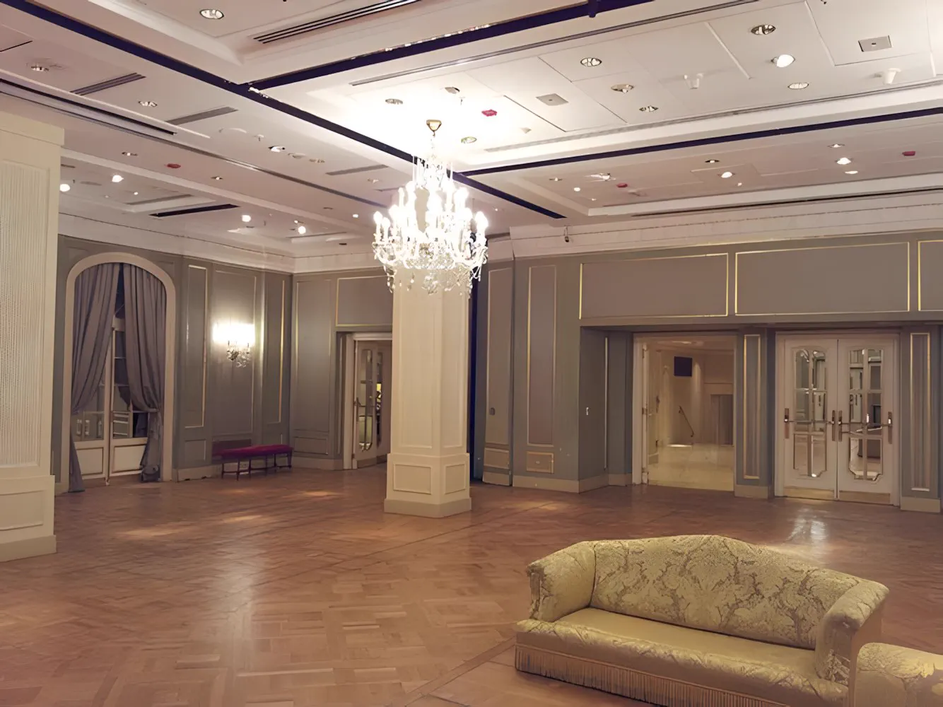 Otra vista del Salón Alvear, con la iluminación perimetral encendida