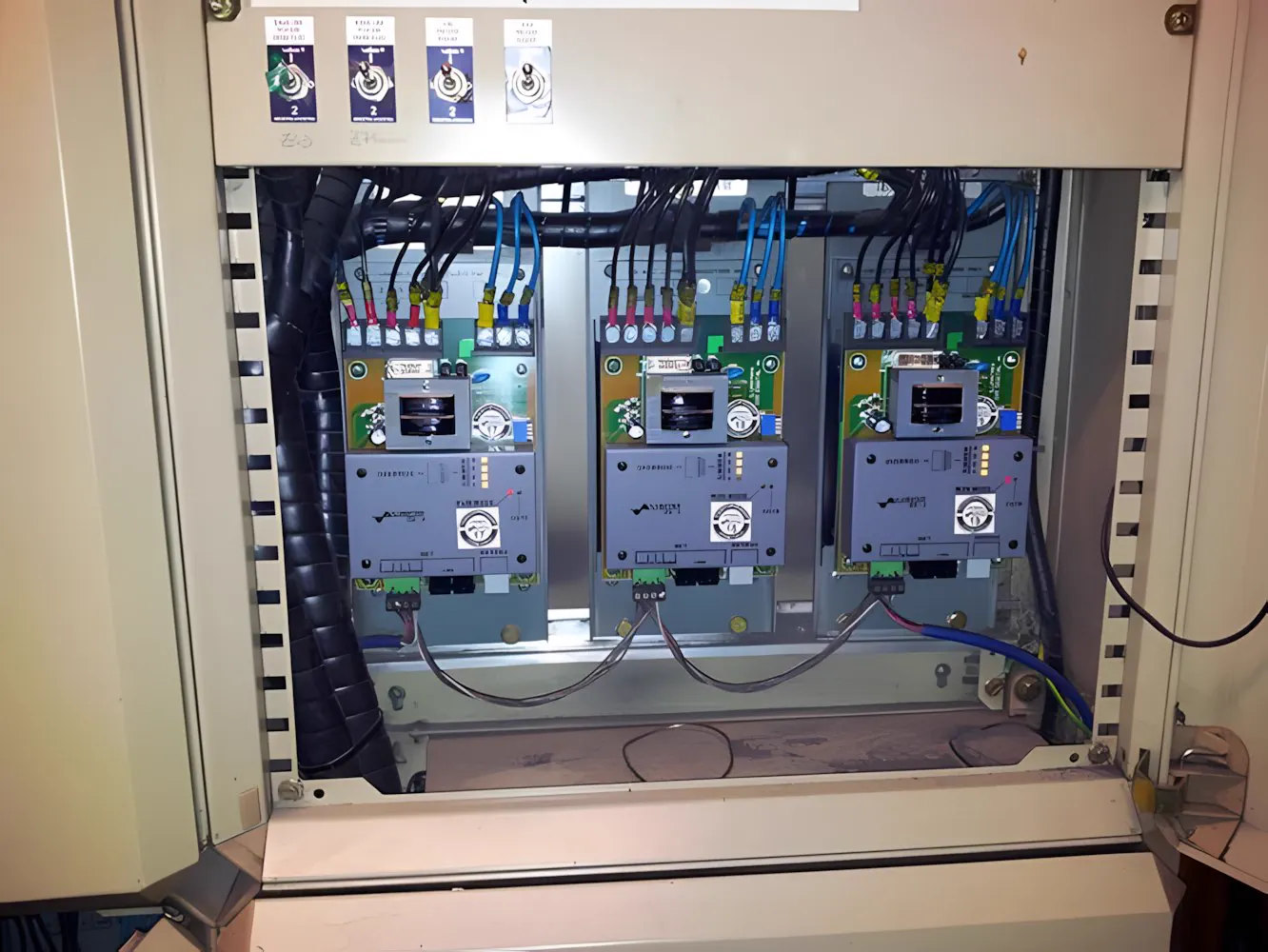 Tablero de dimmers instalado, con los módulos alineados y el cableado a la vista