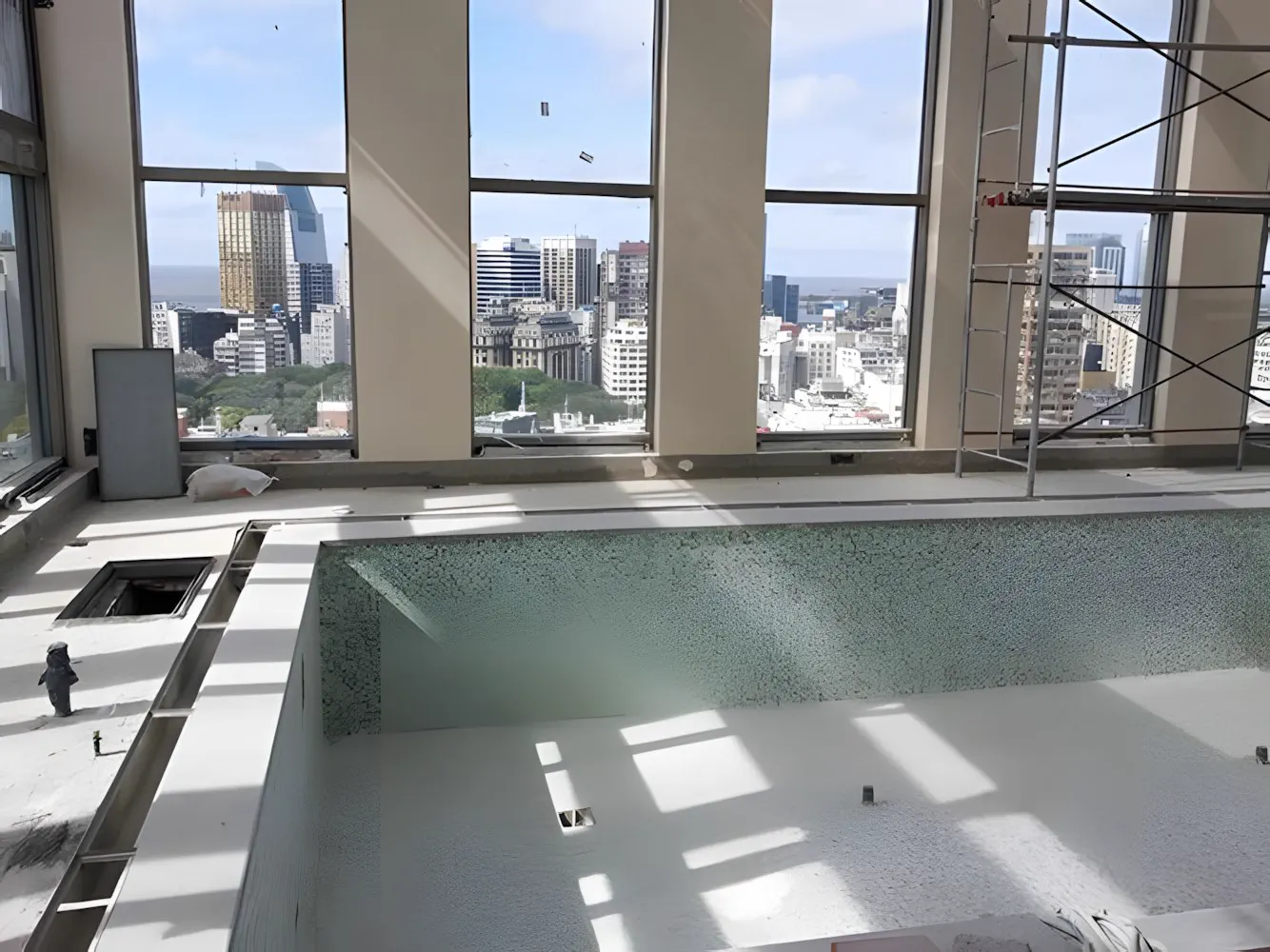 Pileta del spa con la ciudad detrás del ventanal