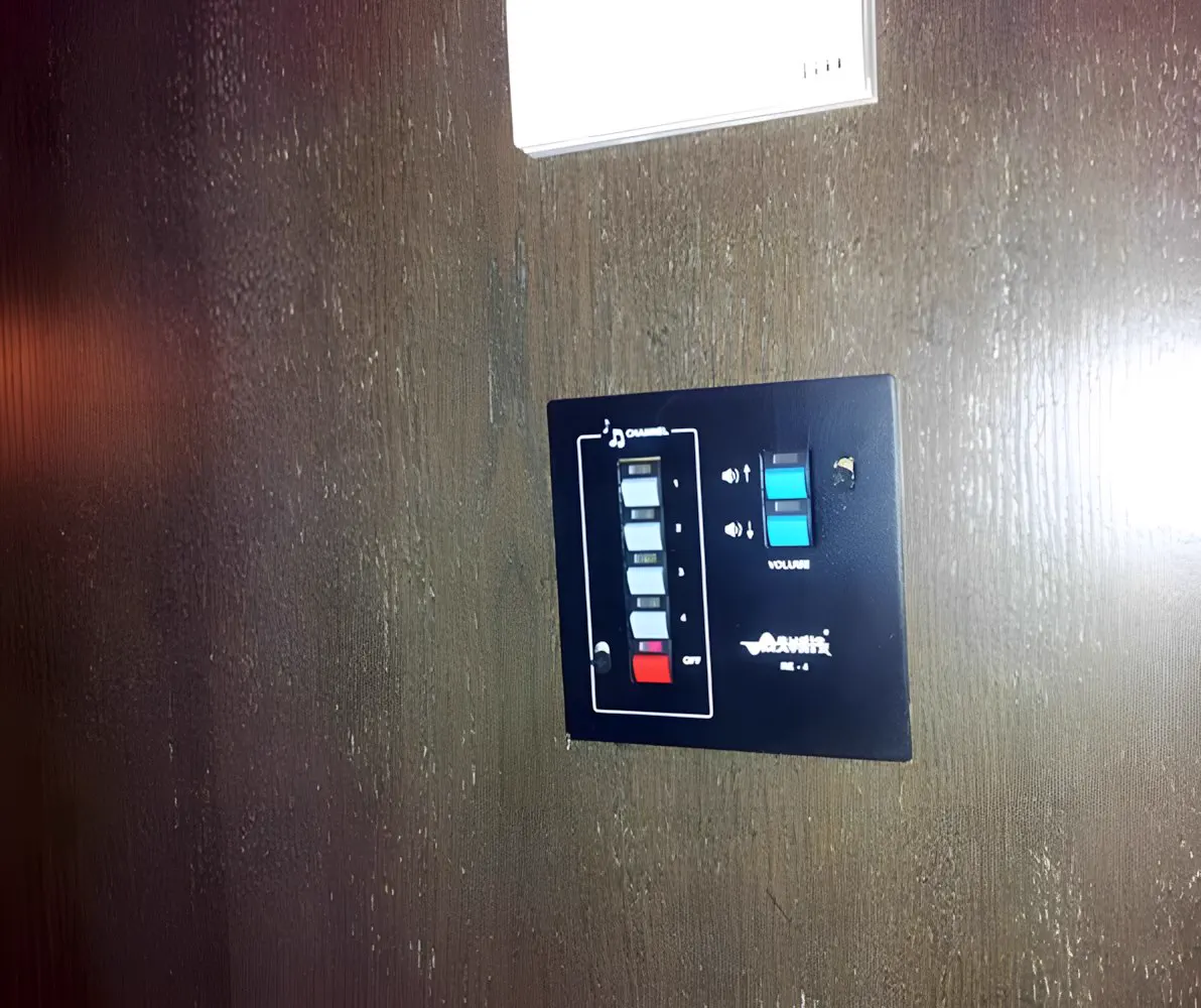 Panel de control de pared RE-4, con los pulsadores de canal y volumen