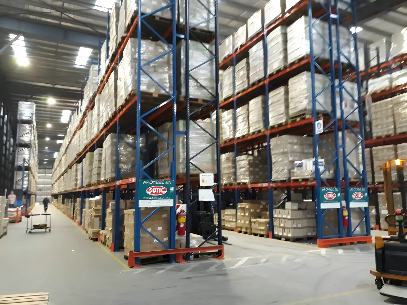 Depósito de la planta Olimpo, con los racks de estanterías cargados