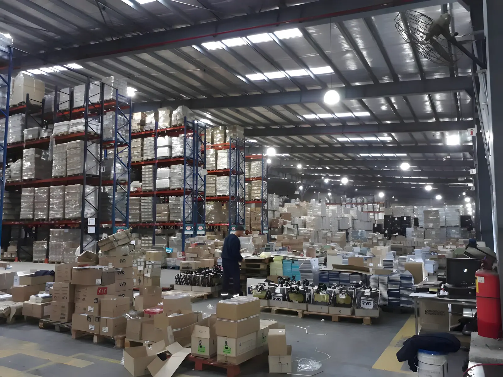Zona de preparación de pedidos, con el personal trabajando
