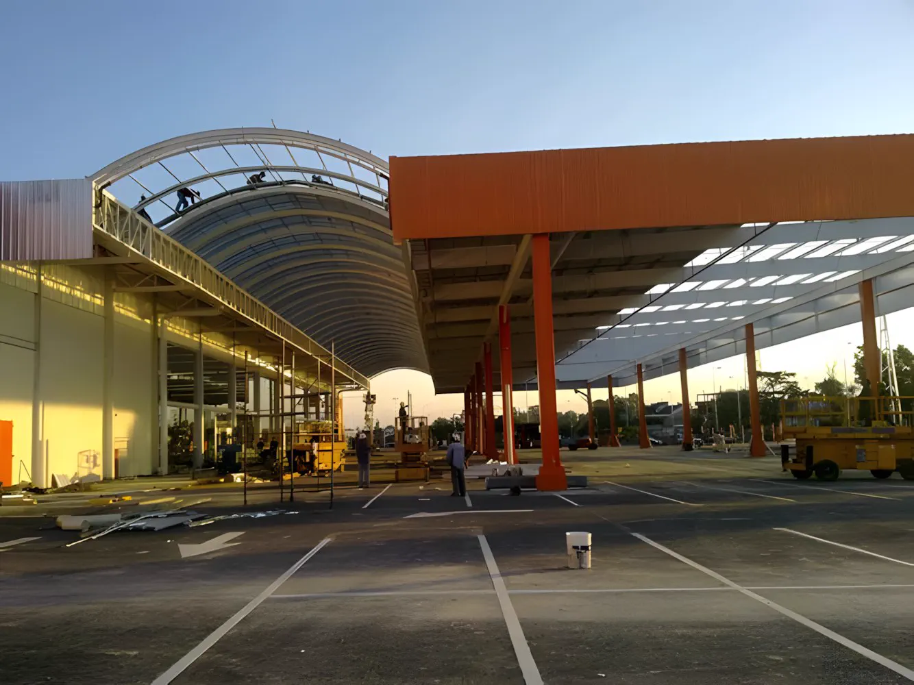 Nave del hipermercado en obra, con la cubierta curva a la vista