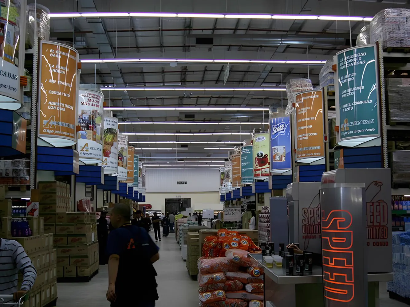 Salón de ventas terminado, con las góndolas cargadas