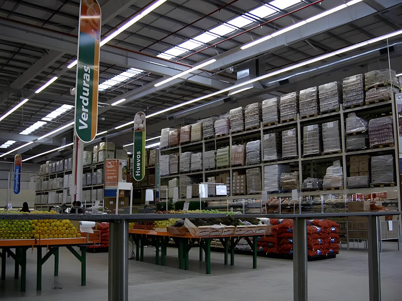 Pasillo del salón de ventas con la cartelería colgante
