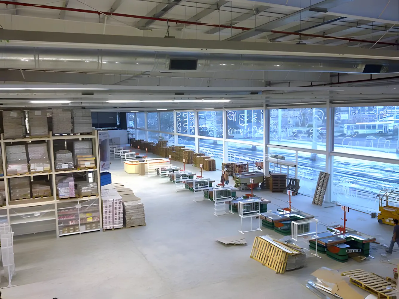 El salón de ventas visto desde arriba, con la estructura del techo