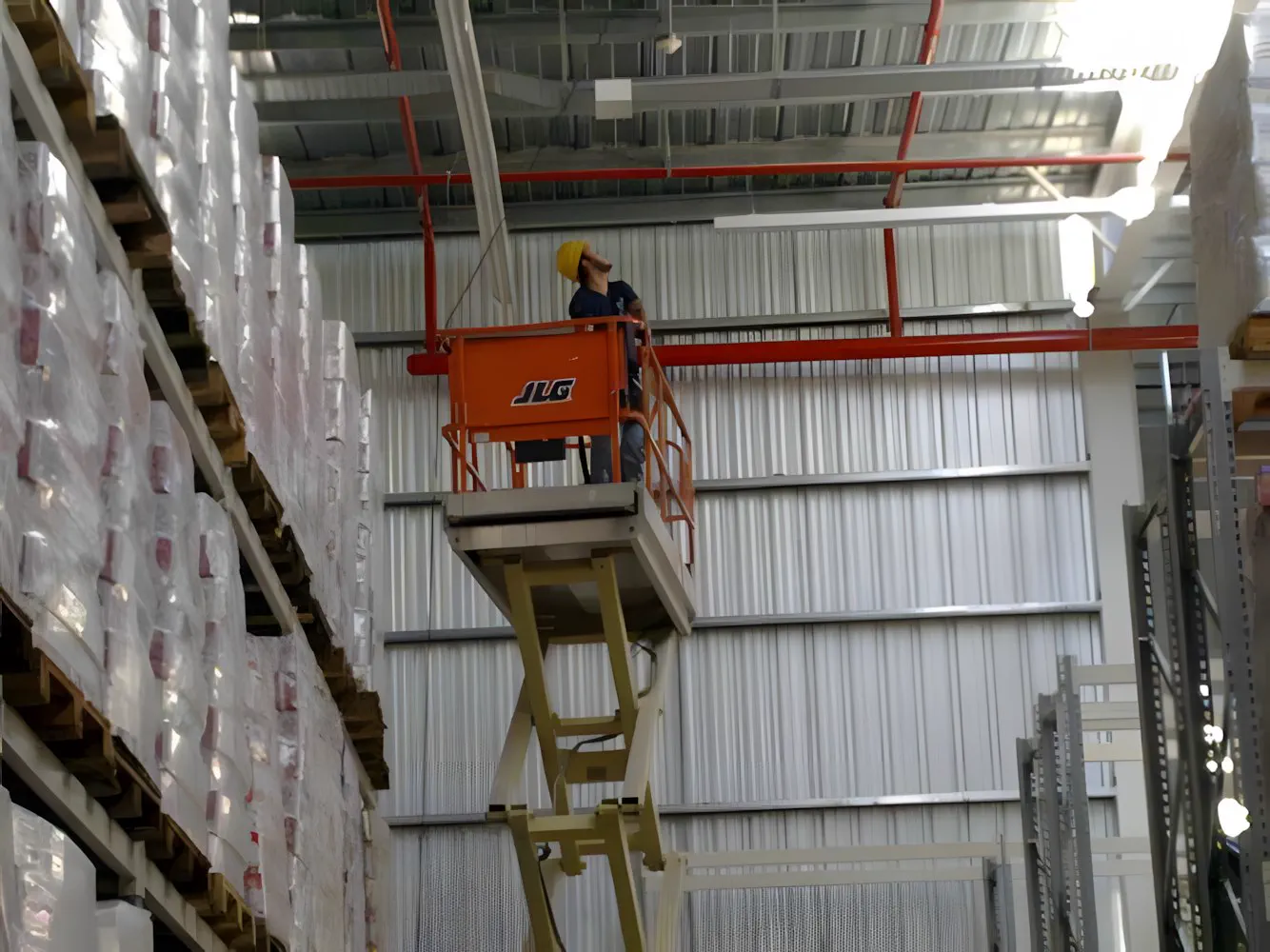 Bocina montada sobre la estructura metálica del techo
