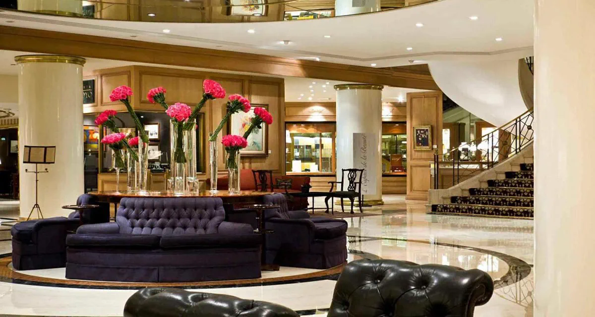 Lobby del Hotel Caesar Park, con los sillones y los arreglos florales bajo la luz embutida