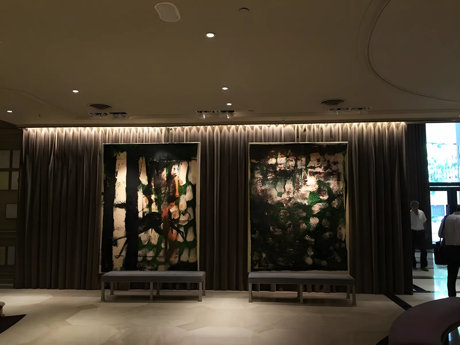 Panel vegetal iluminado en el hall, junto al ventanal