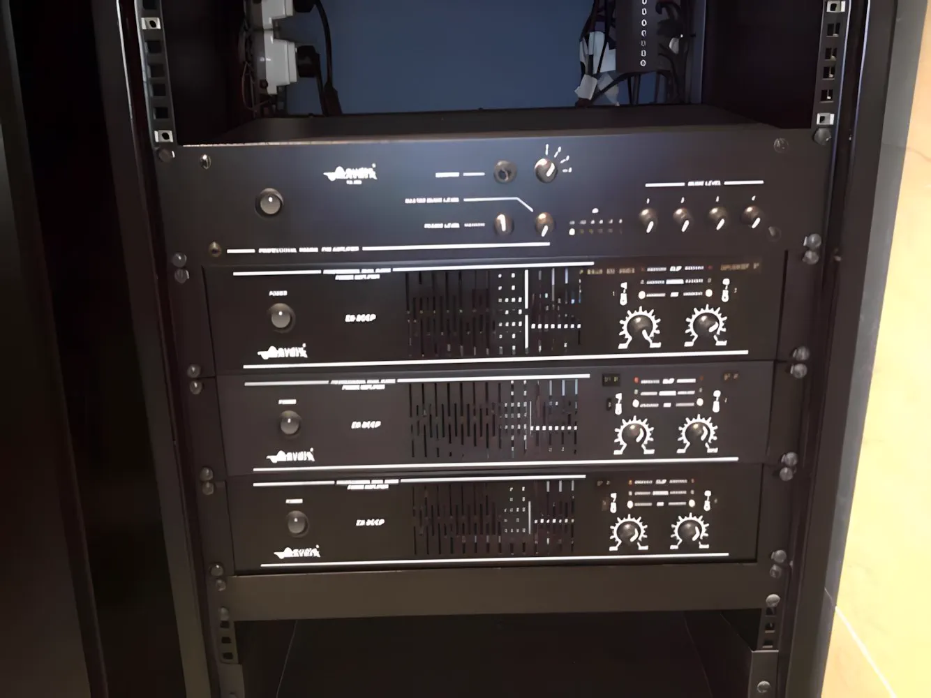 El rack de audio con el preamplificador y los amplificadores