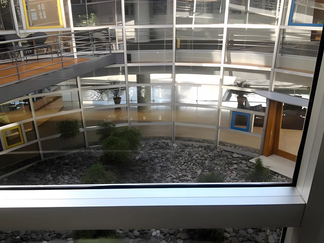 El patio interior del edificio con la circulación en altura