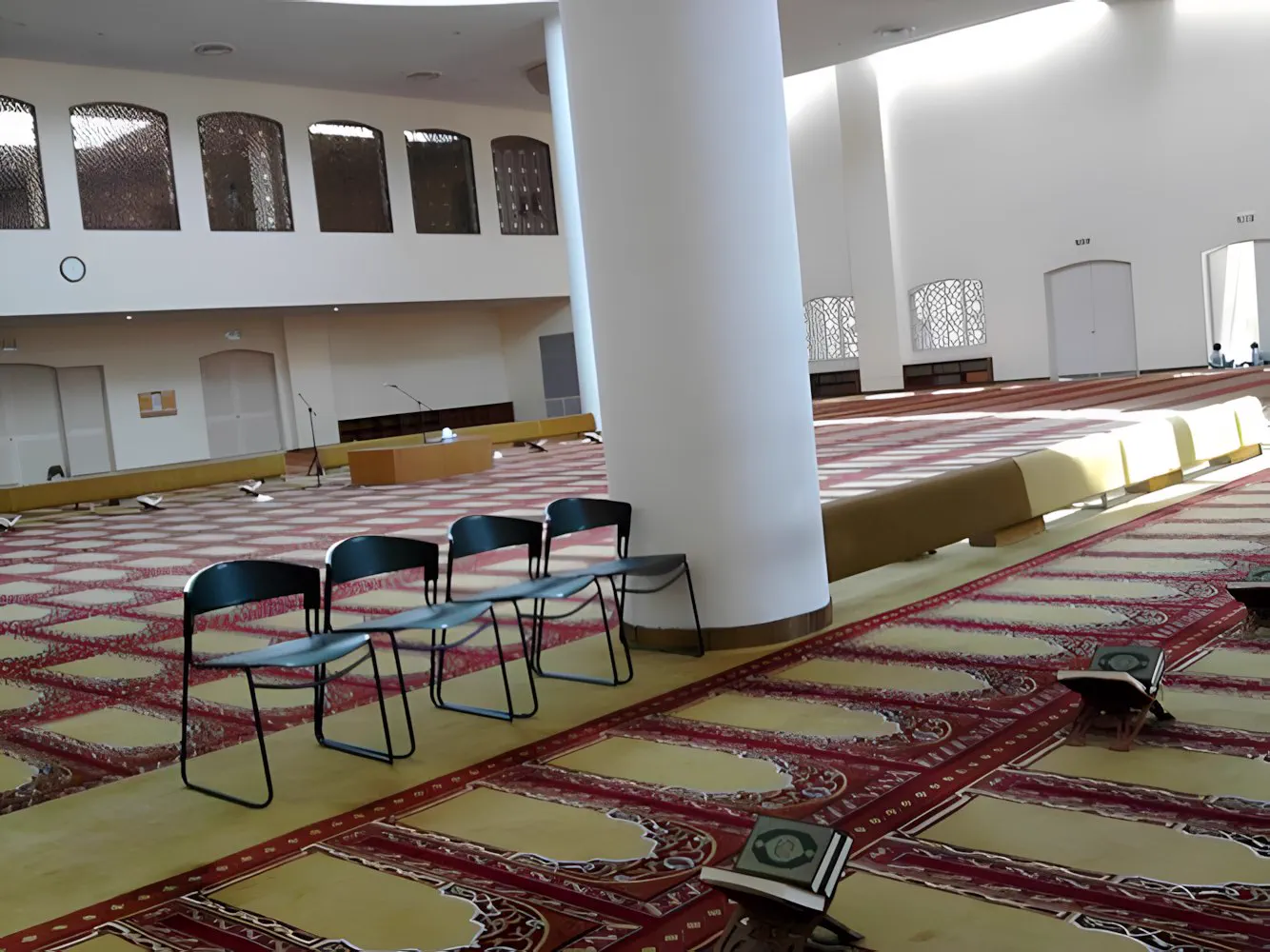 Sala de oración del Centro Cultural Islámico Rey Fahd, vacía, con el micrófono del orador al fondo