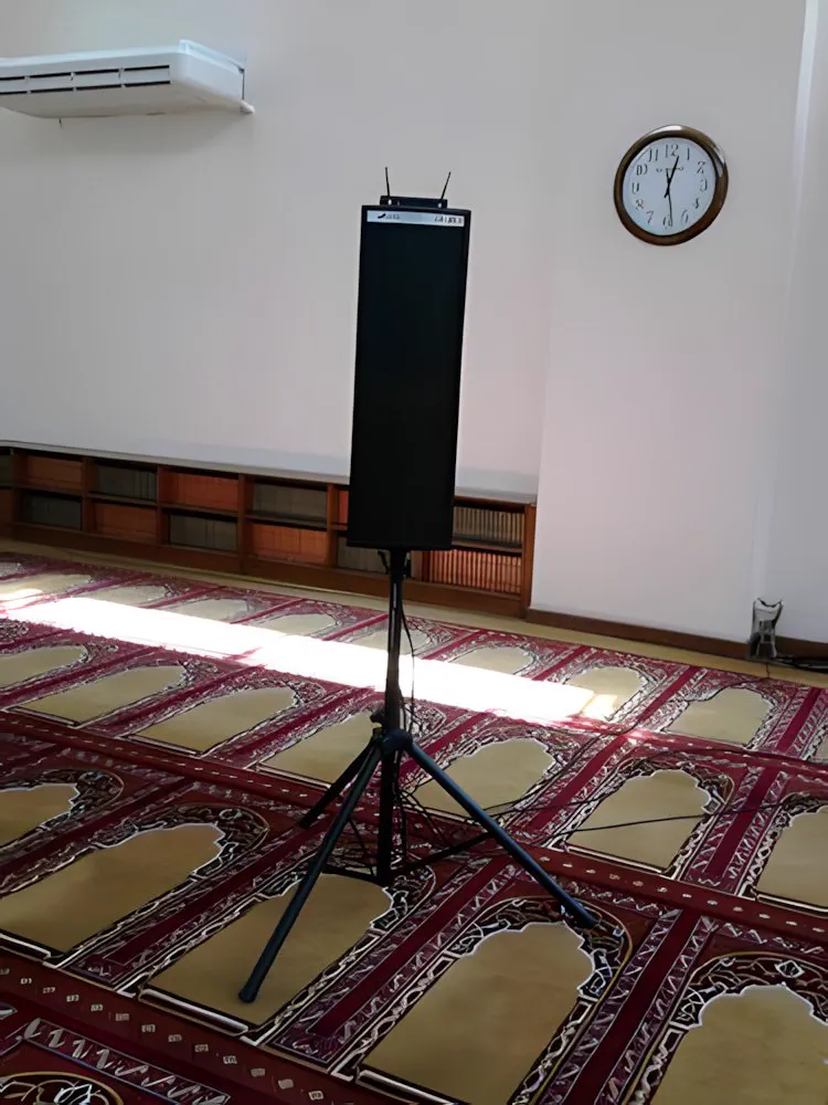 La columna potenciada montada sobre su trípode, dentro de la sala