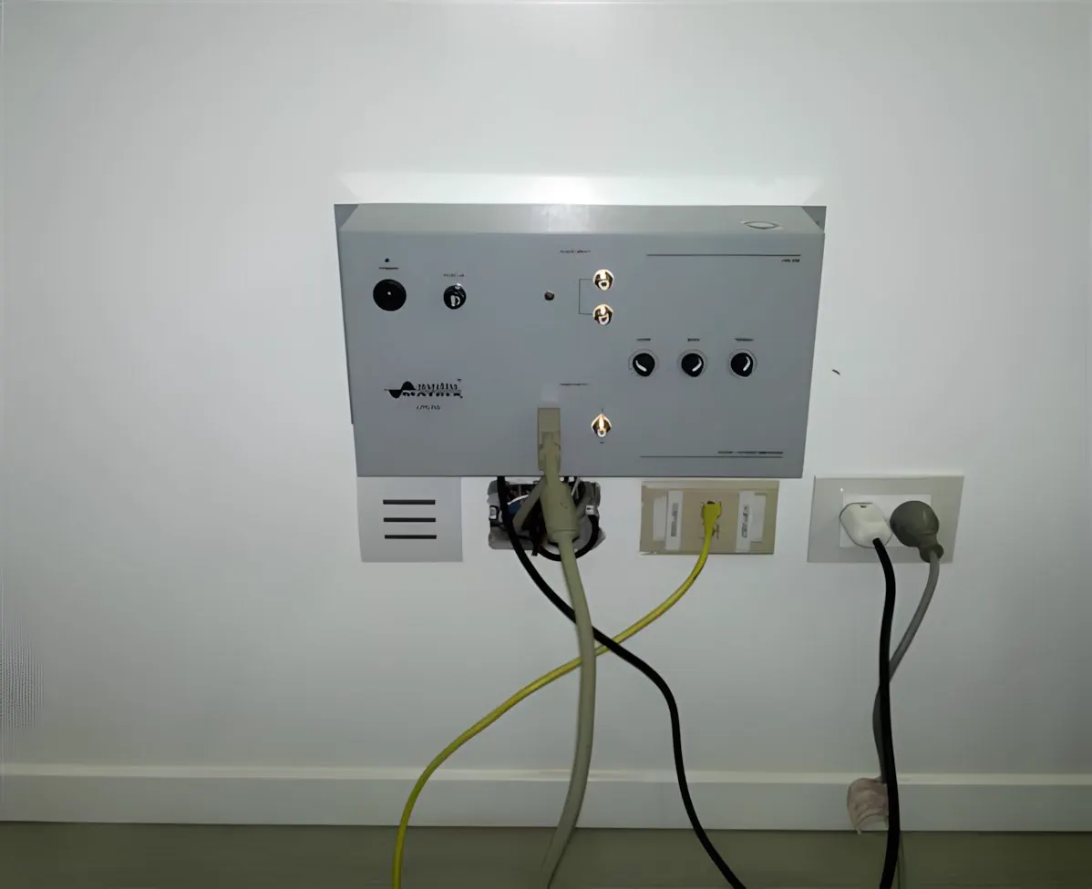 El panel de conexionado instalado en la pared de la sala