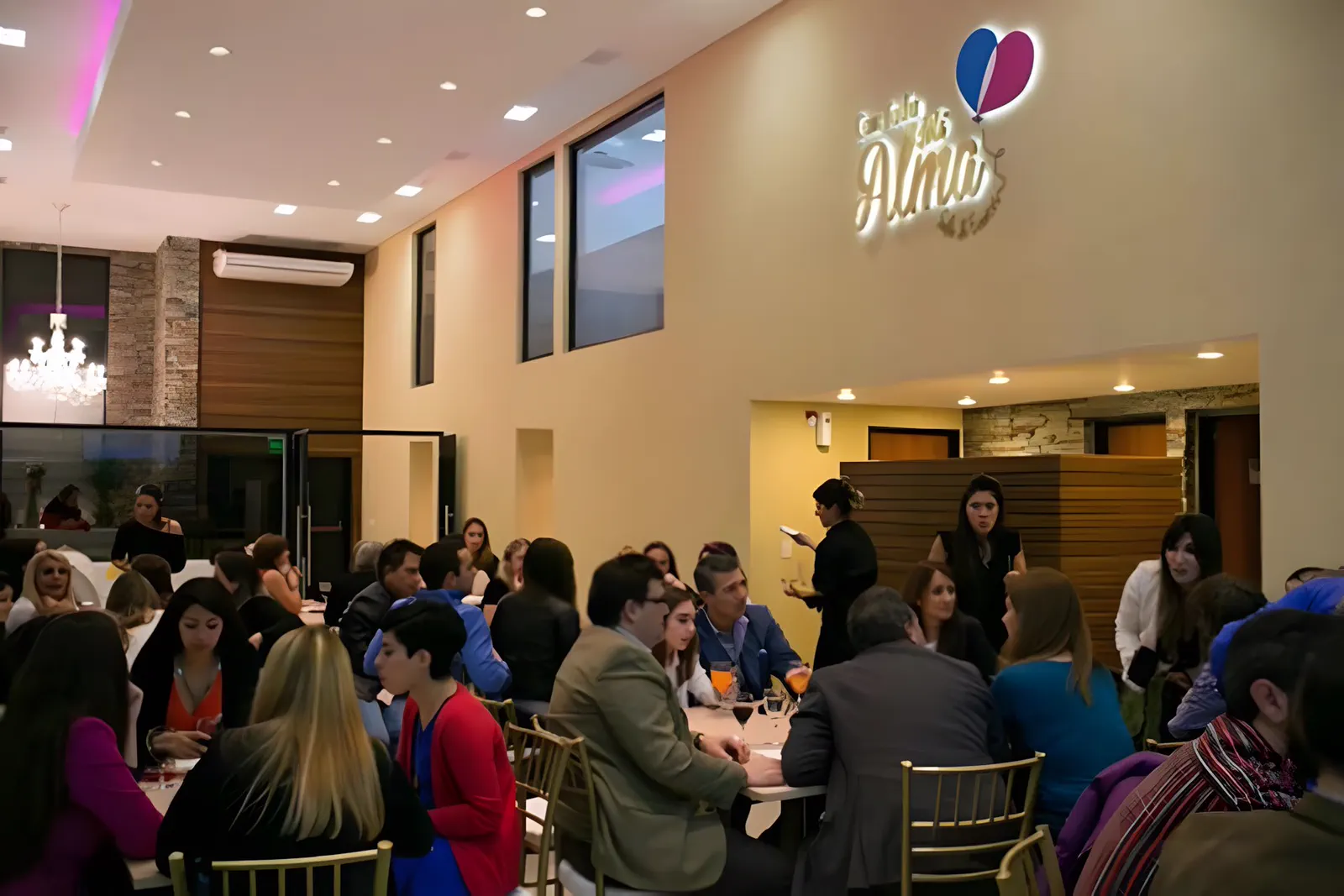 El salón lleno de gente durante un evento