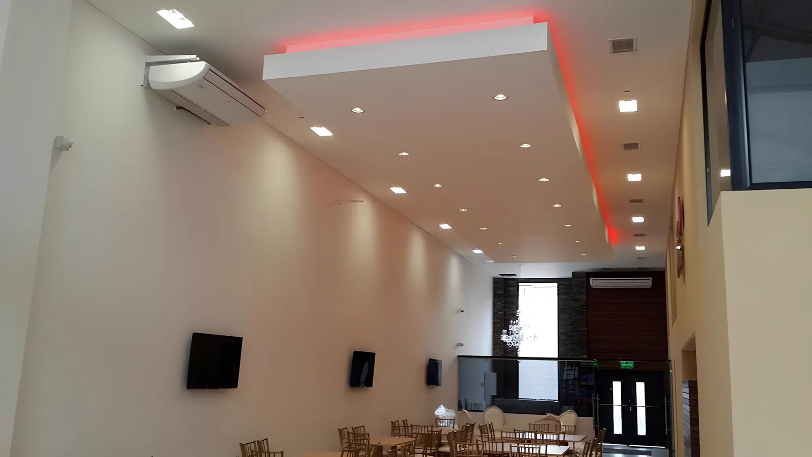 El salón con la iluminación de color encendida