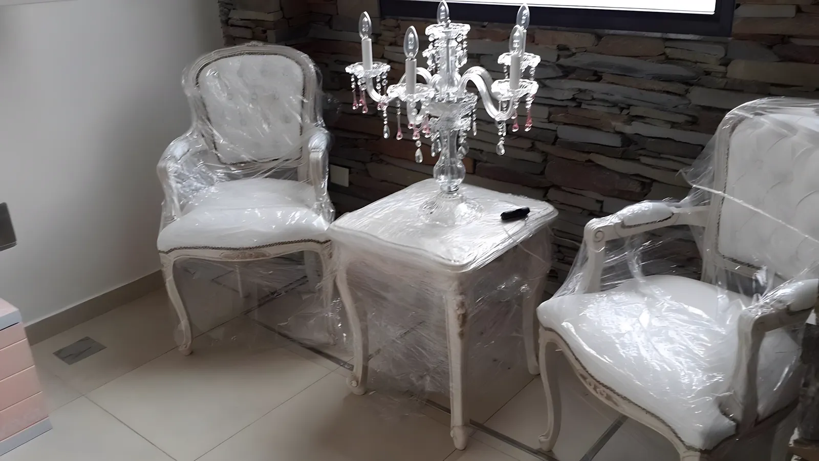 Mesa vestida bajo la araña, con las sillas listas