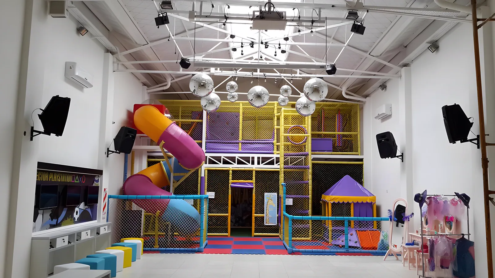 El sector de juegos infantiles con su propia iluminación