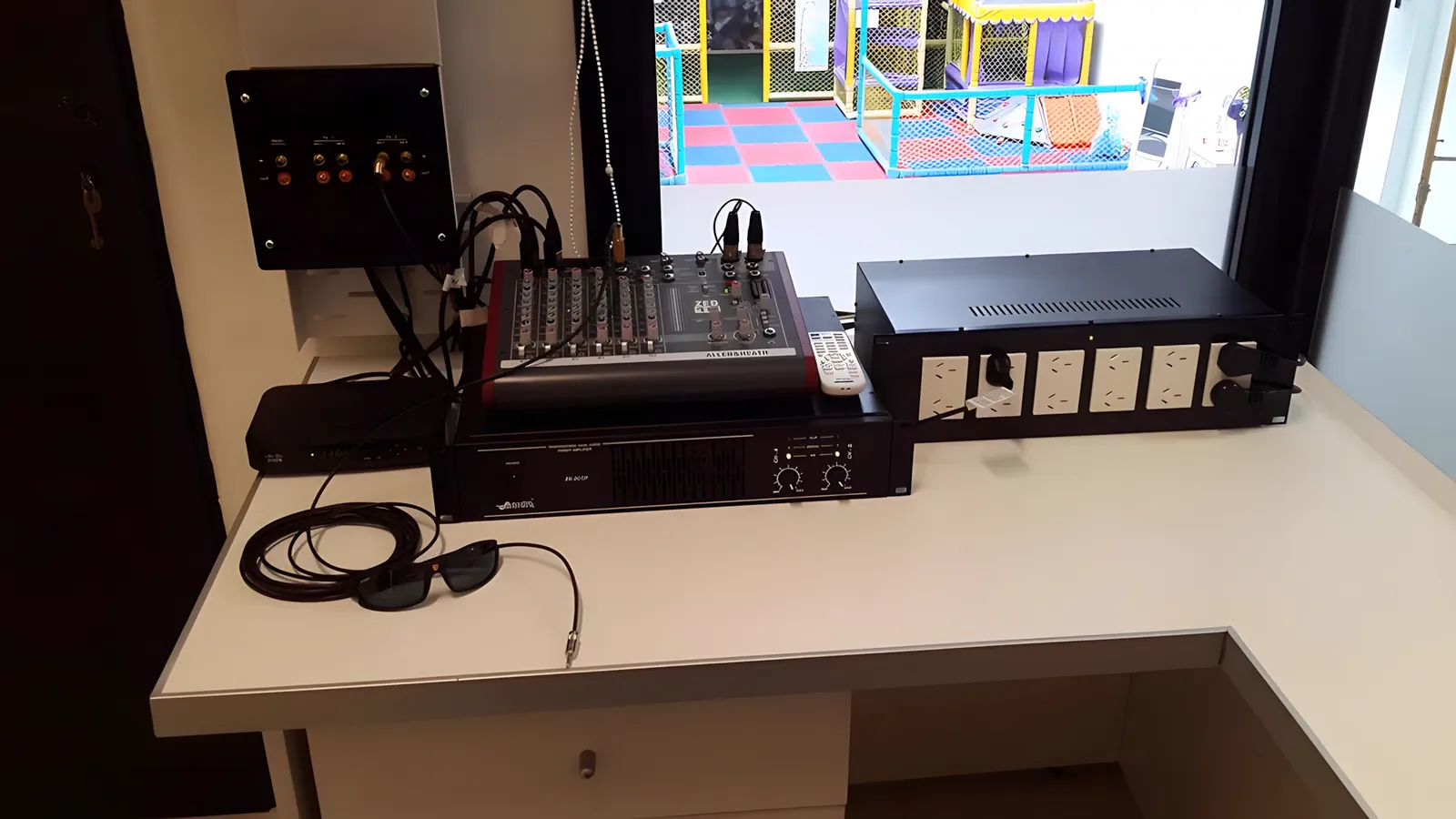 El puesto de control con la consola y la pantalla