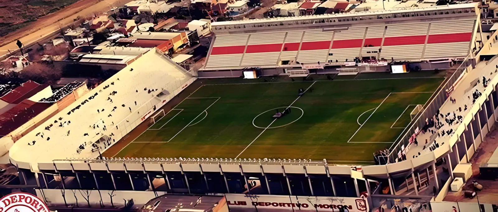 Vista aérea del estadio, con la cancha y las cuatro tribunas