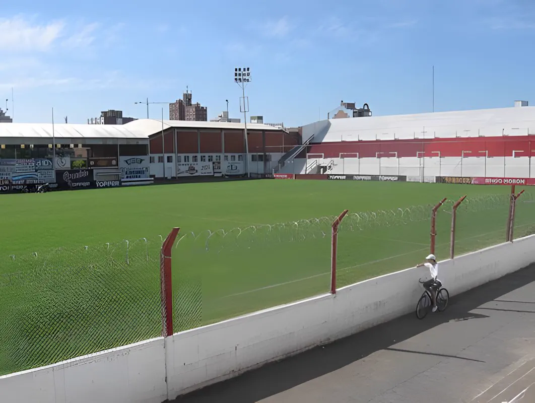 La cancha y la tribuna, con el edificio del club detrás