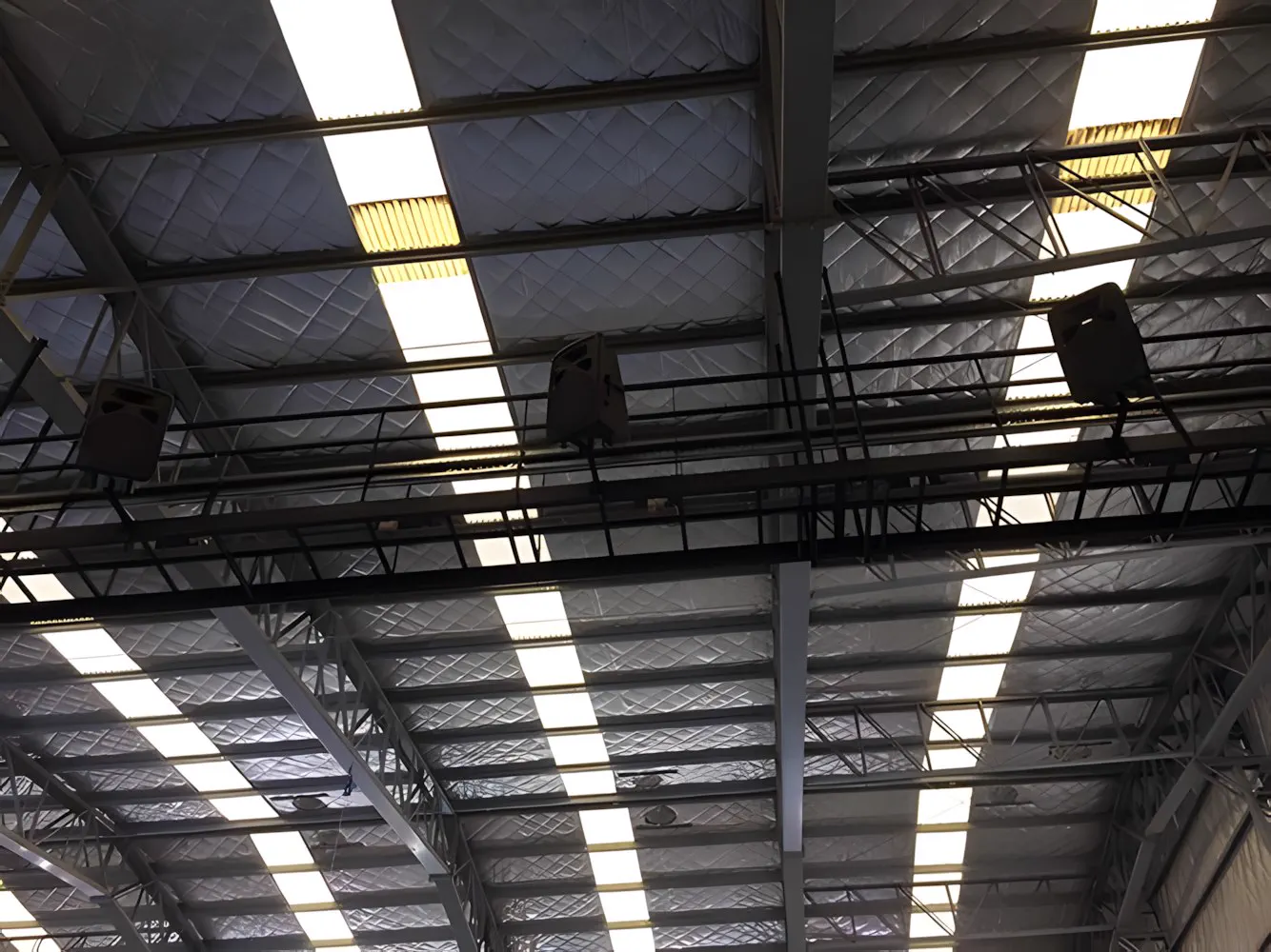 La estructura del techo del polideportivo, con la pasarela recorriéndola