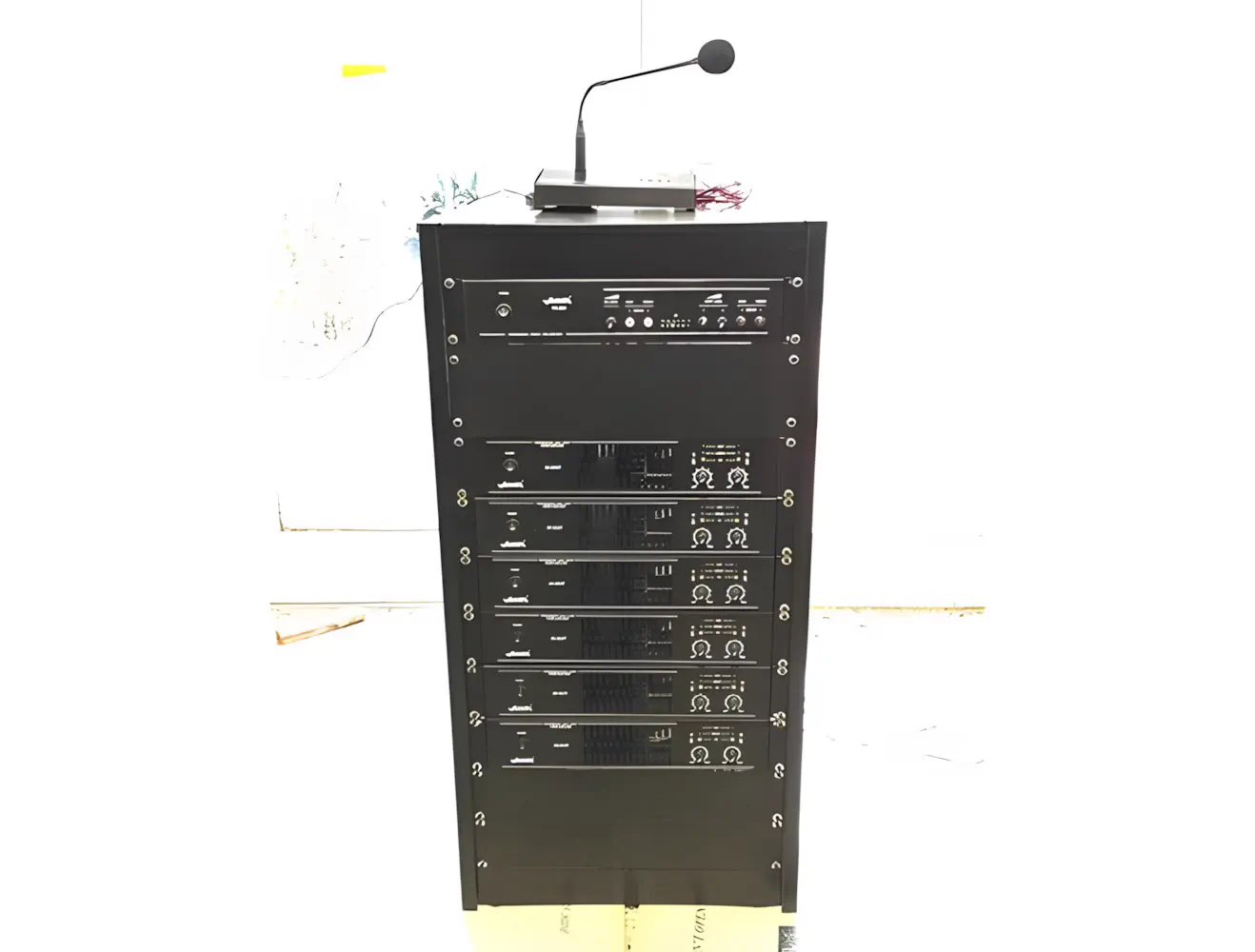 El rack de audio con el micrófono de anuncios
