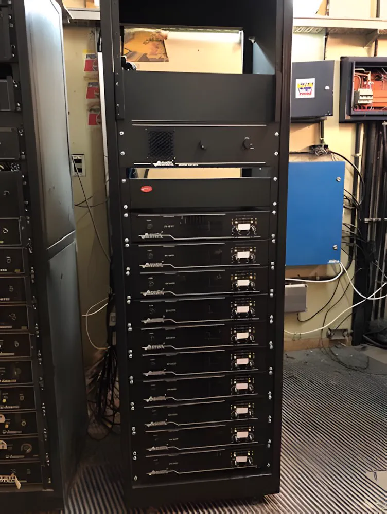 El rack de audio nuevo instalado en la sala técnica