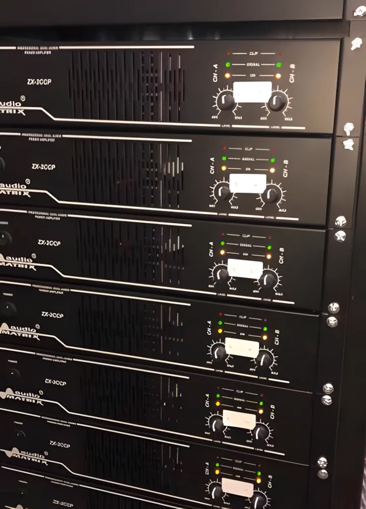 Los diez amplificadores dobles alineados en el rack