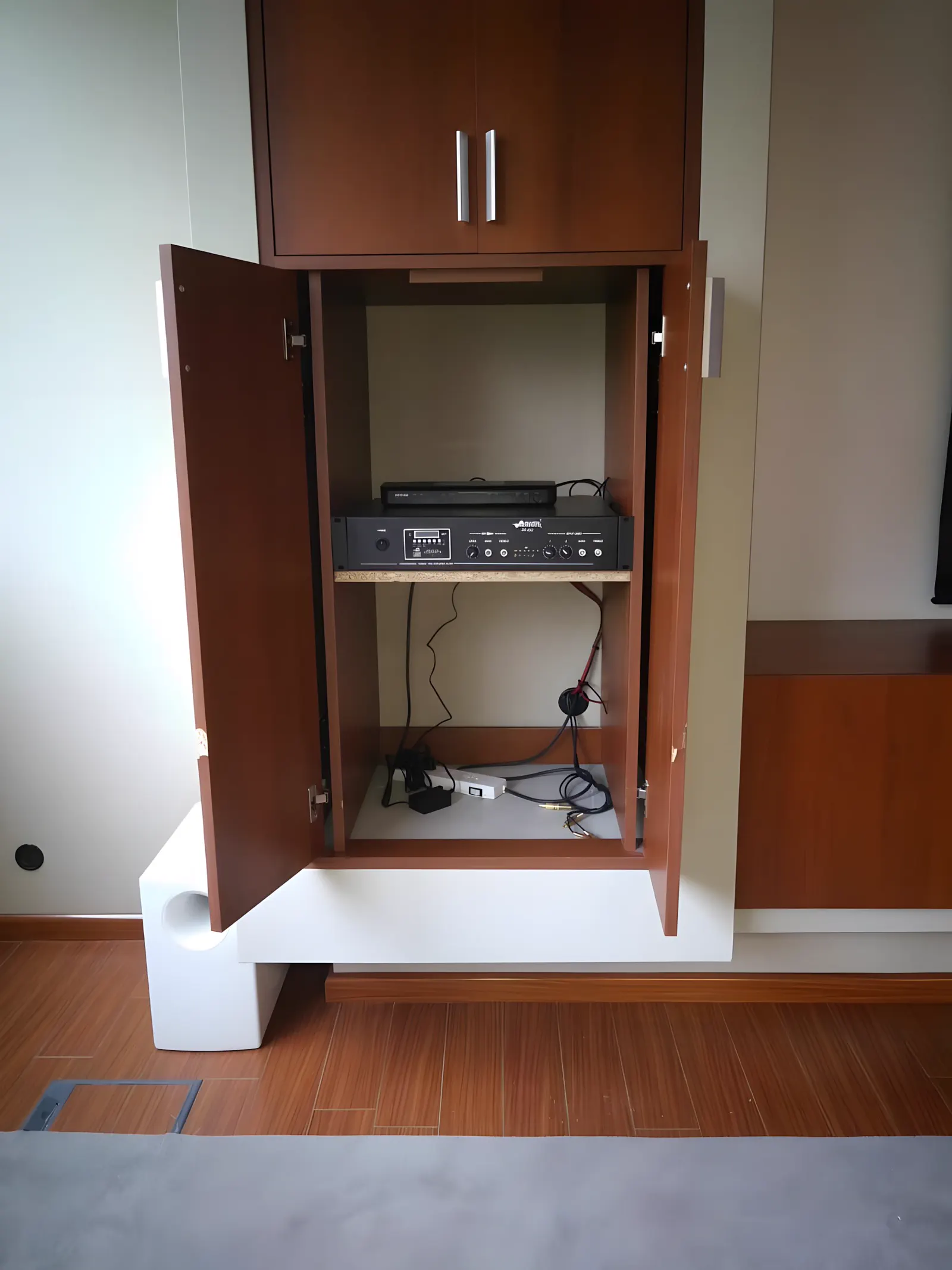 El mueble abierto, con el amplificador y el reproductor montados y el subwoofer al pie