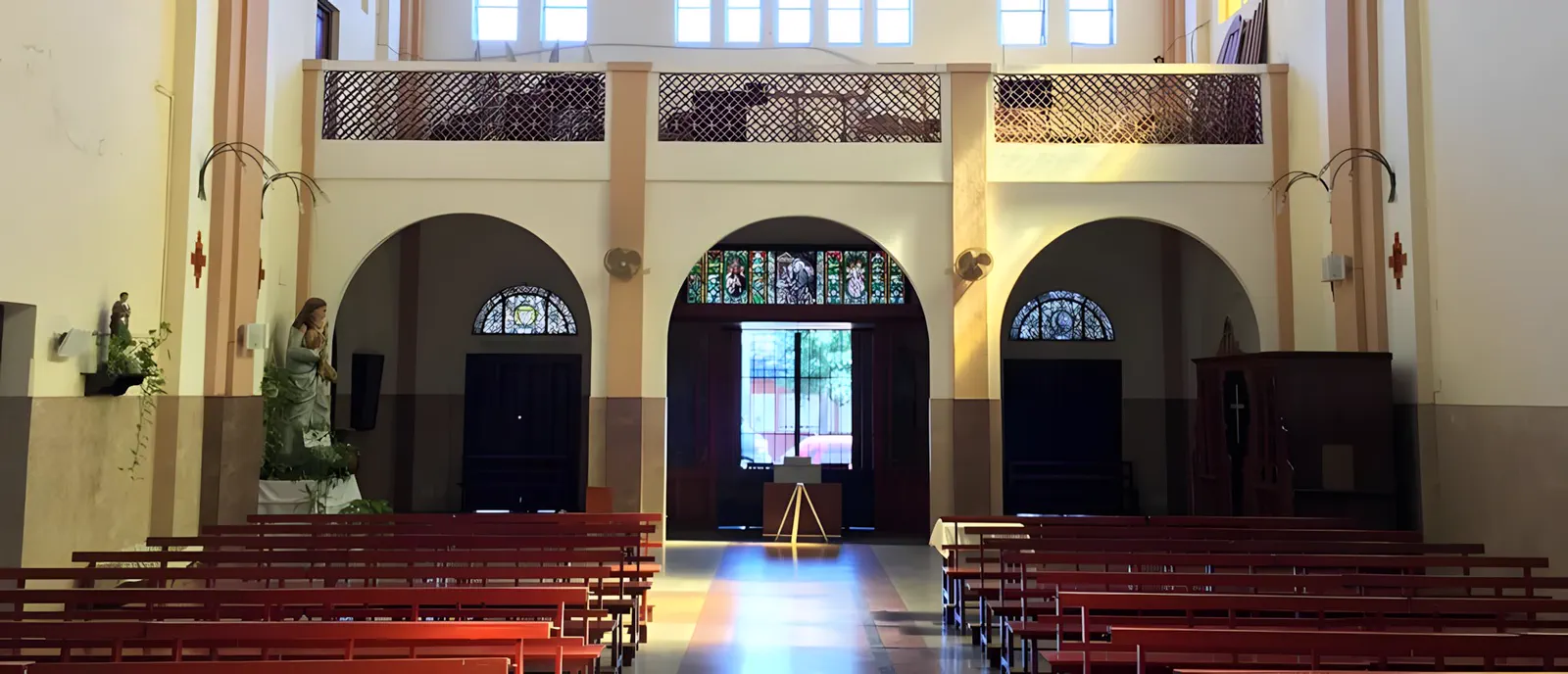 Nave de la Iglesia San Felipe Neri con los parlantes montados sobre las columnas