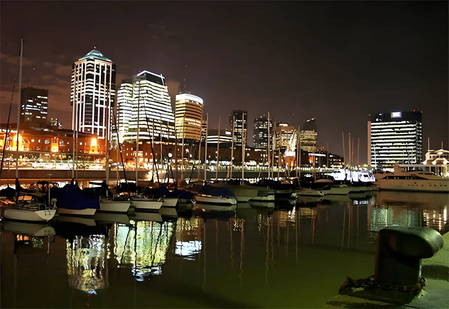Puerto Madero de noche, con los edificios reflejados en el agua