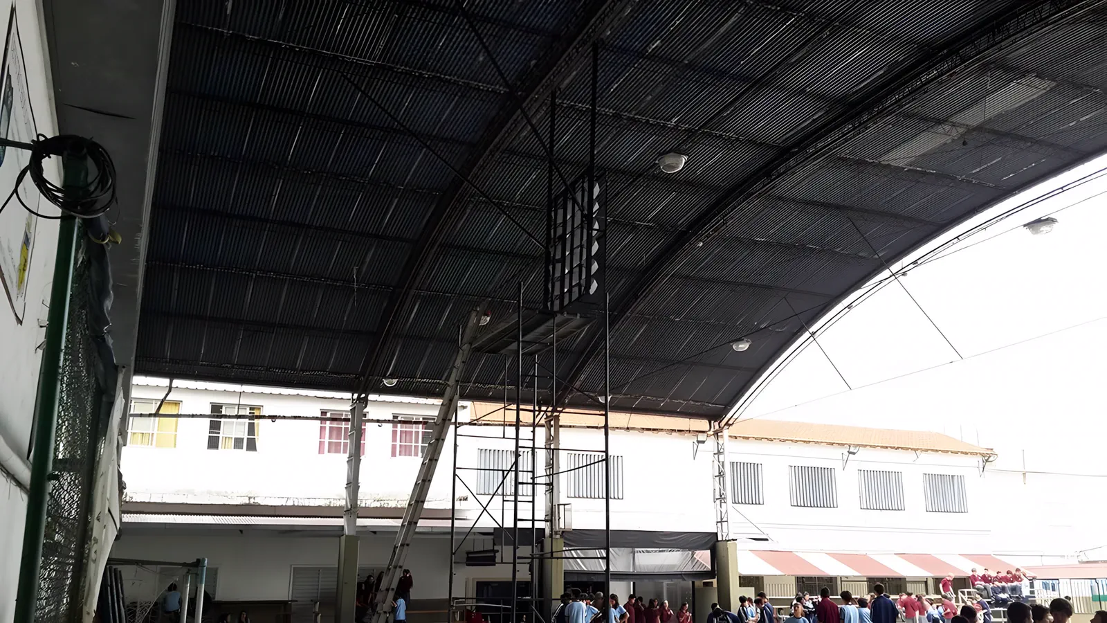 Patio cubierto del Centro Educativo Loreto, con el conjunto de parlantes colgado de la estructura