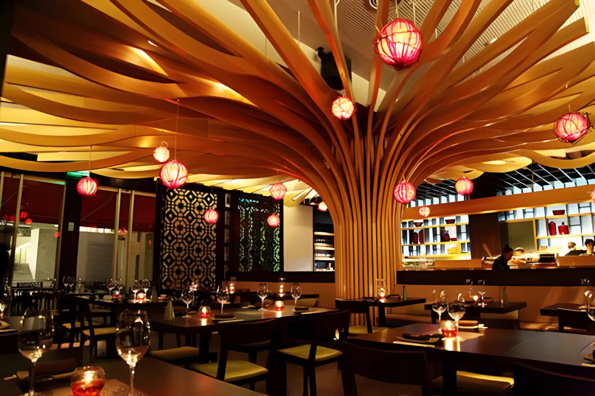 Salón del restaurante Osaka con la escultura de madera del cielorraso iluminada