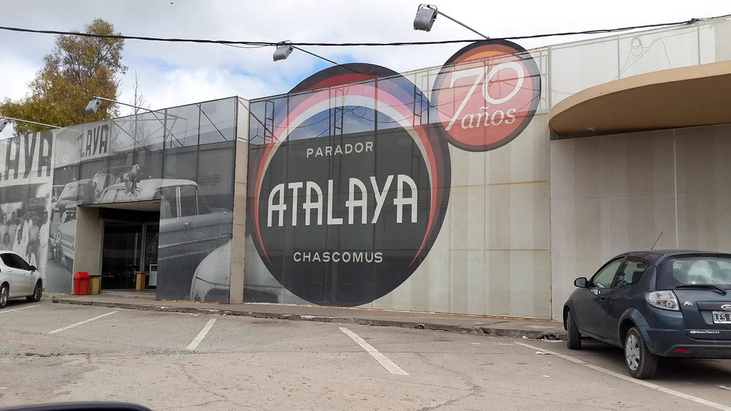 Frente del Parador Atalaya de Chascomús, con el logo de los 70 años sobre la fachada