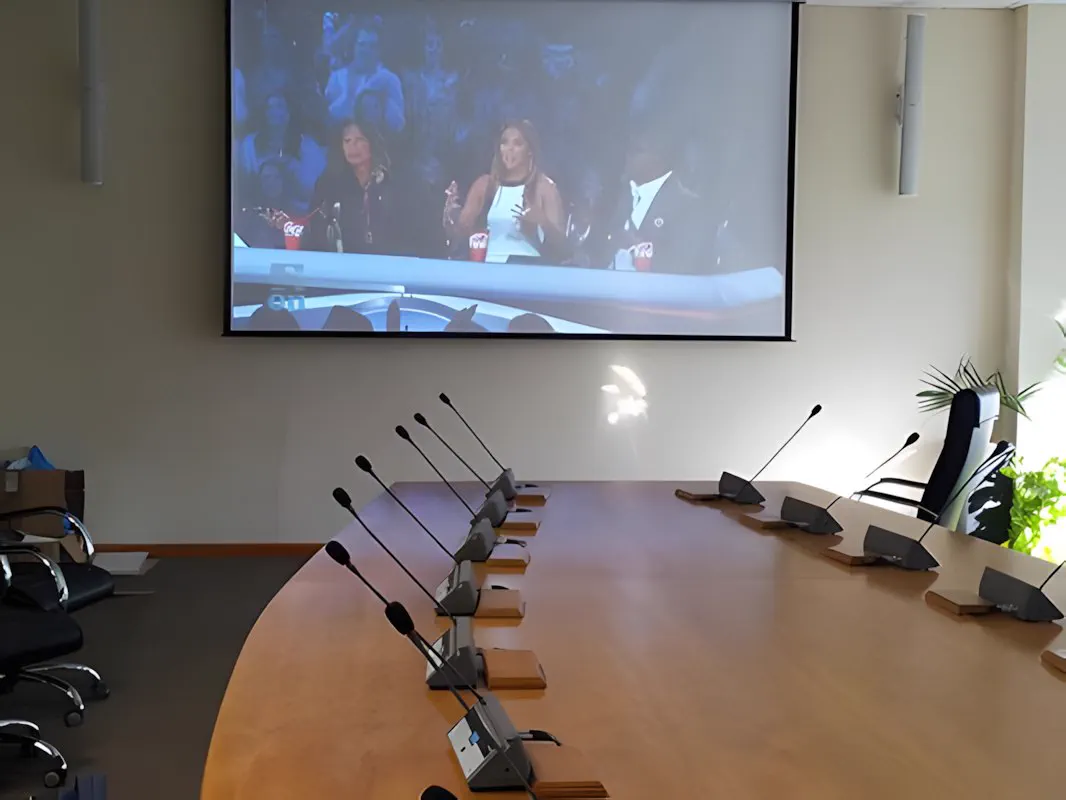 Sala de videoconferencia con la pantalla de proyección encendida