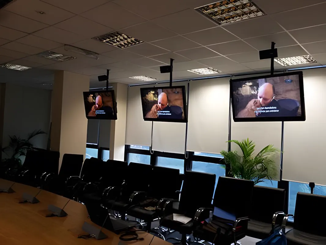 Sala de capacitación con los puestos de trabajo y los monitores