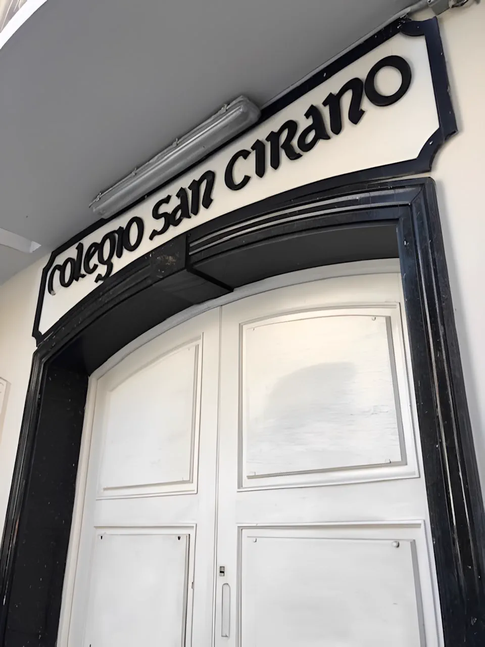 Cartel del Colegio San Cirano sobre la puerta de entrada