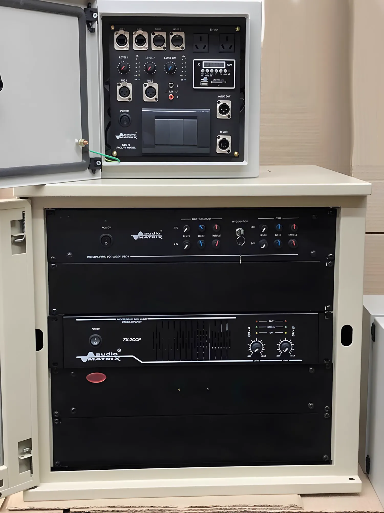 Rack de audio abierto, con el panel de facilidades arriba y el amplificador debajo