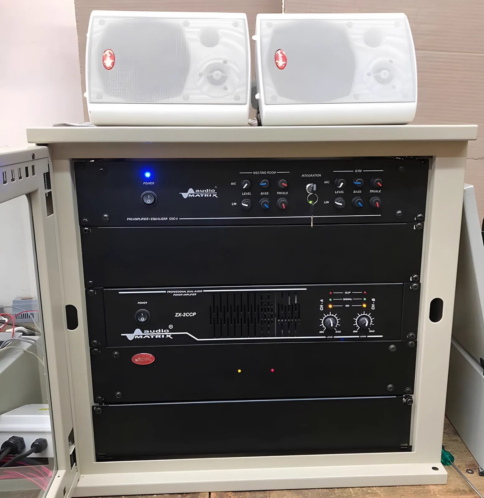 Otra vista del rack abierto, con los indicadores encendidos