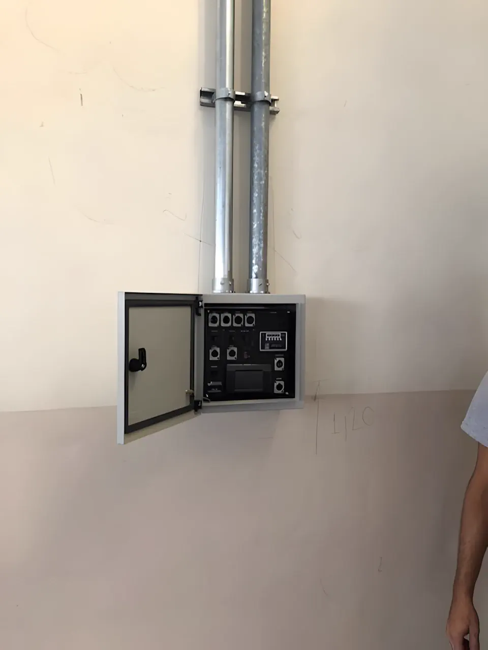 Otro gabinete de pared abierto, más chico, con su caño de alimentación