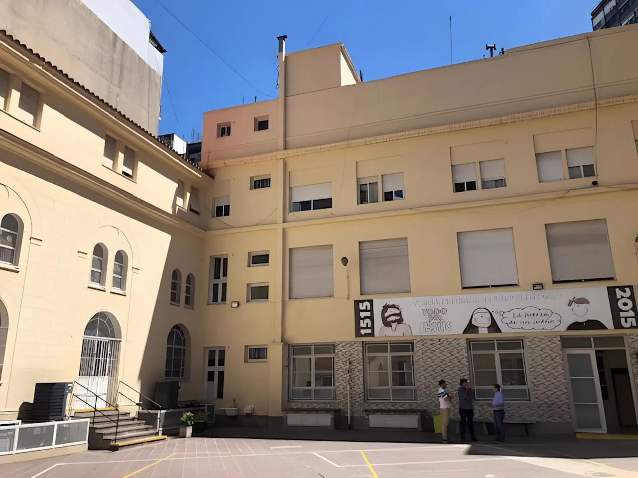 Otra vista del patio, con la cruz sobre el frente del edificio