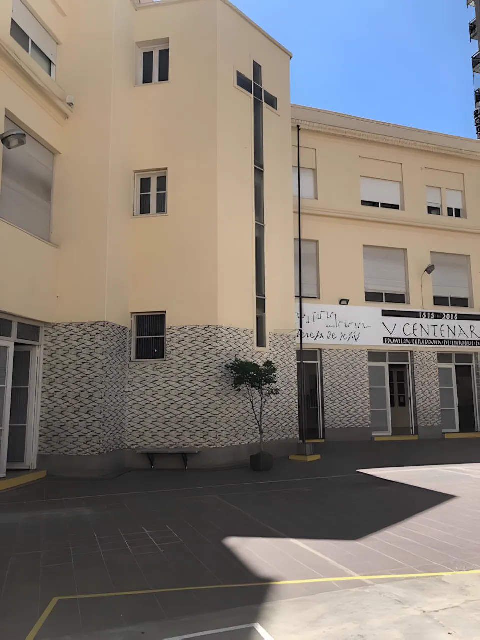 Esquina del patio, con la pared revestida y el cantero
