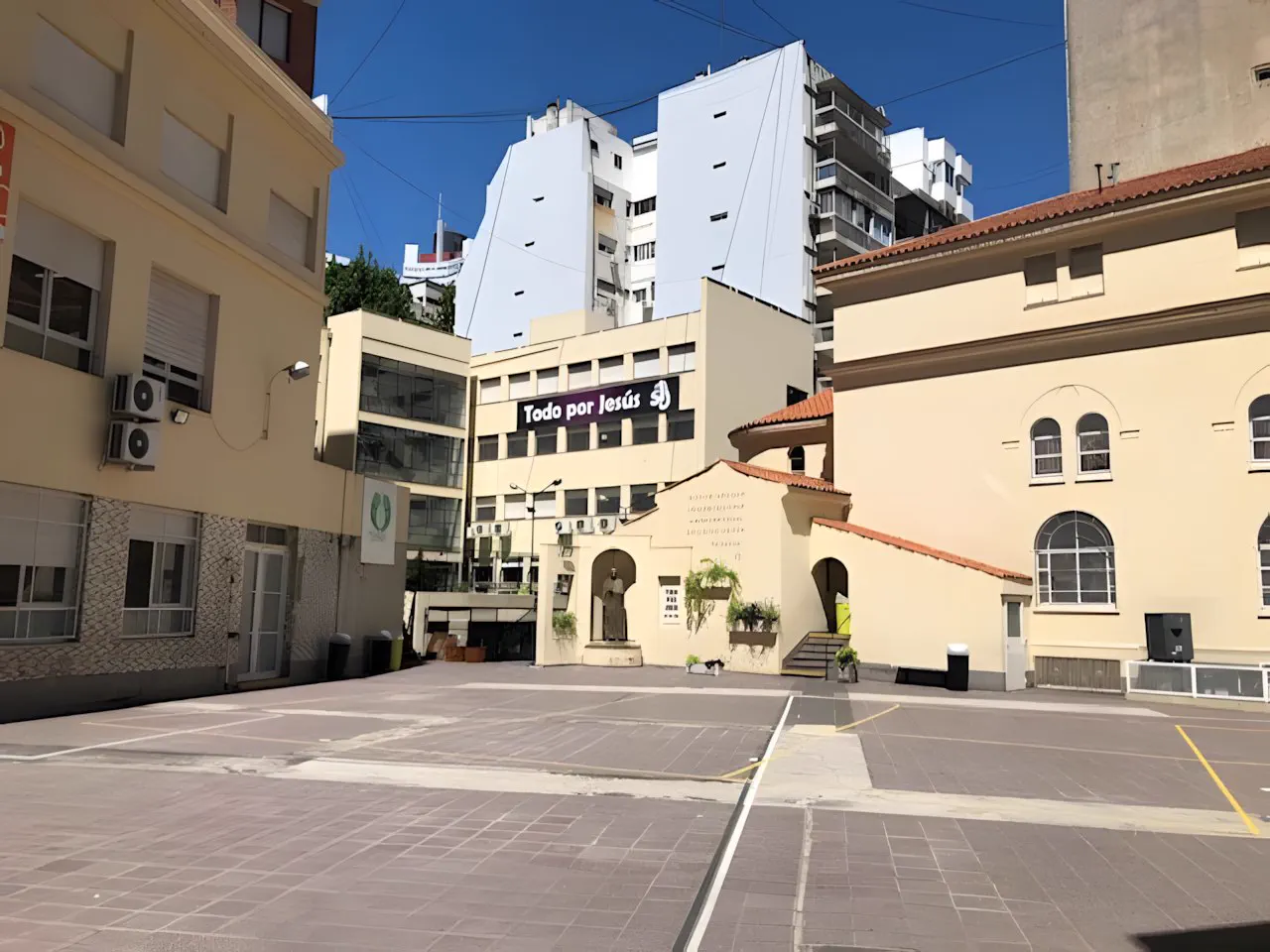 Patio descubierto del Colegio Santa Teresa de Jesús, visto a lo largo