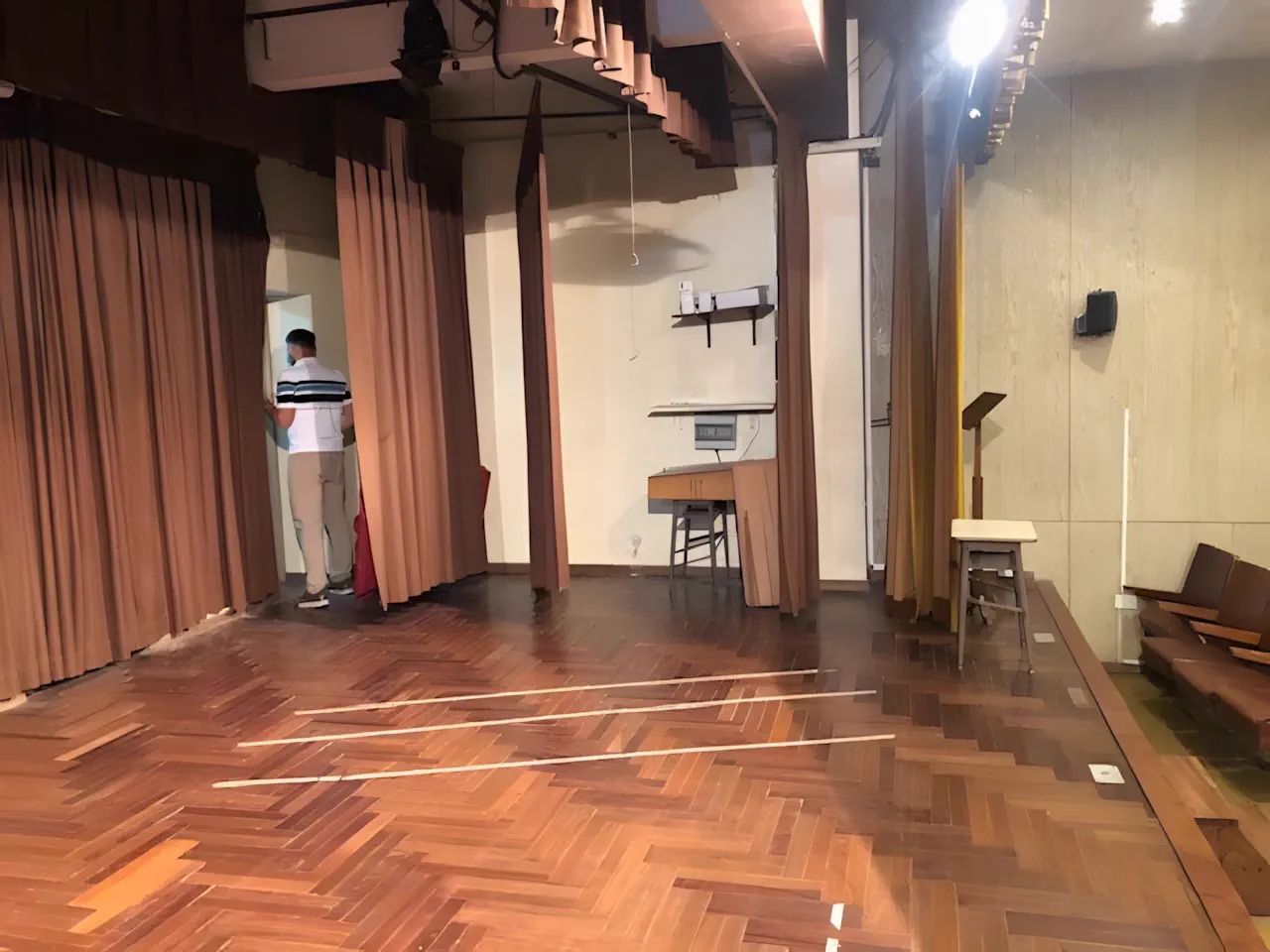 Escenario del auditorio, con el piso de parquet y el telón lateral