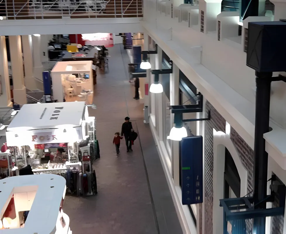 Interior de la galería, con los locales sobre el pasillo central