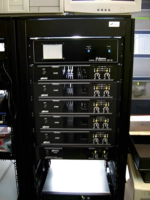 Rack de audio del shopping, con los amplificadores montados