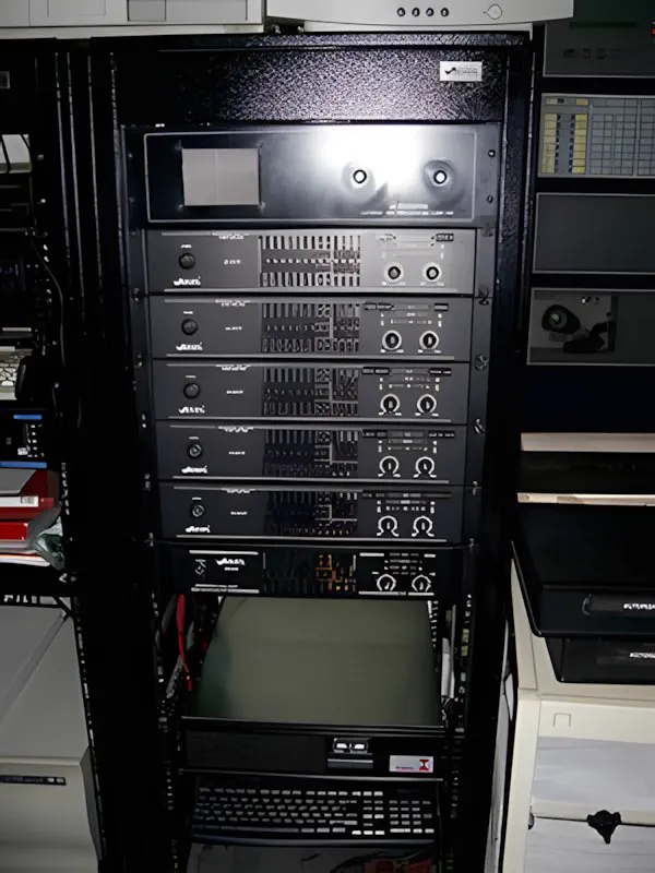 El rack completo, con la etapa de potencia y el preamplificador